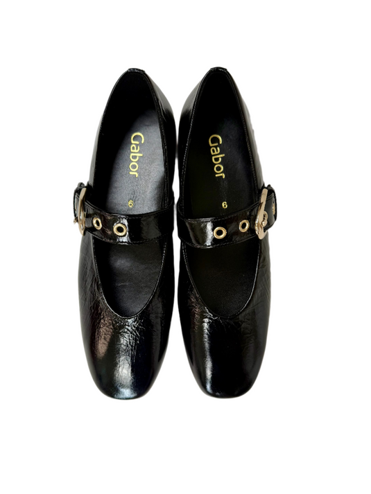 black flat pumps