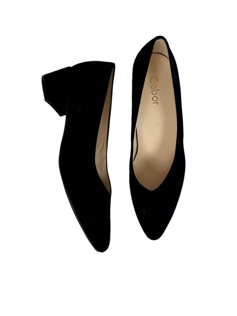Load image into Gallery viewer, black low heeled shoes