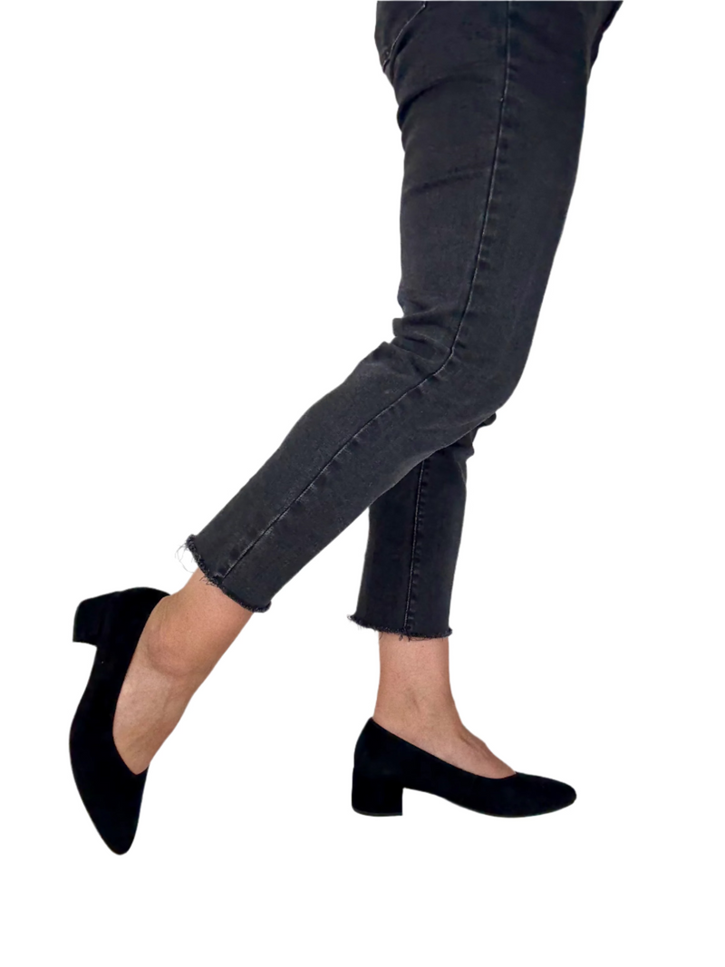 Load image into Gallery viewer, black court shoes