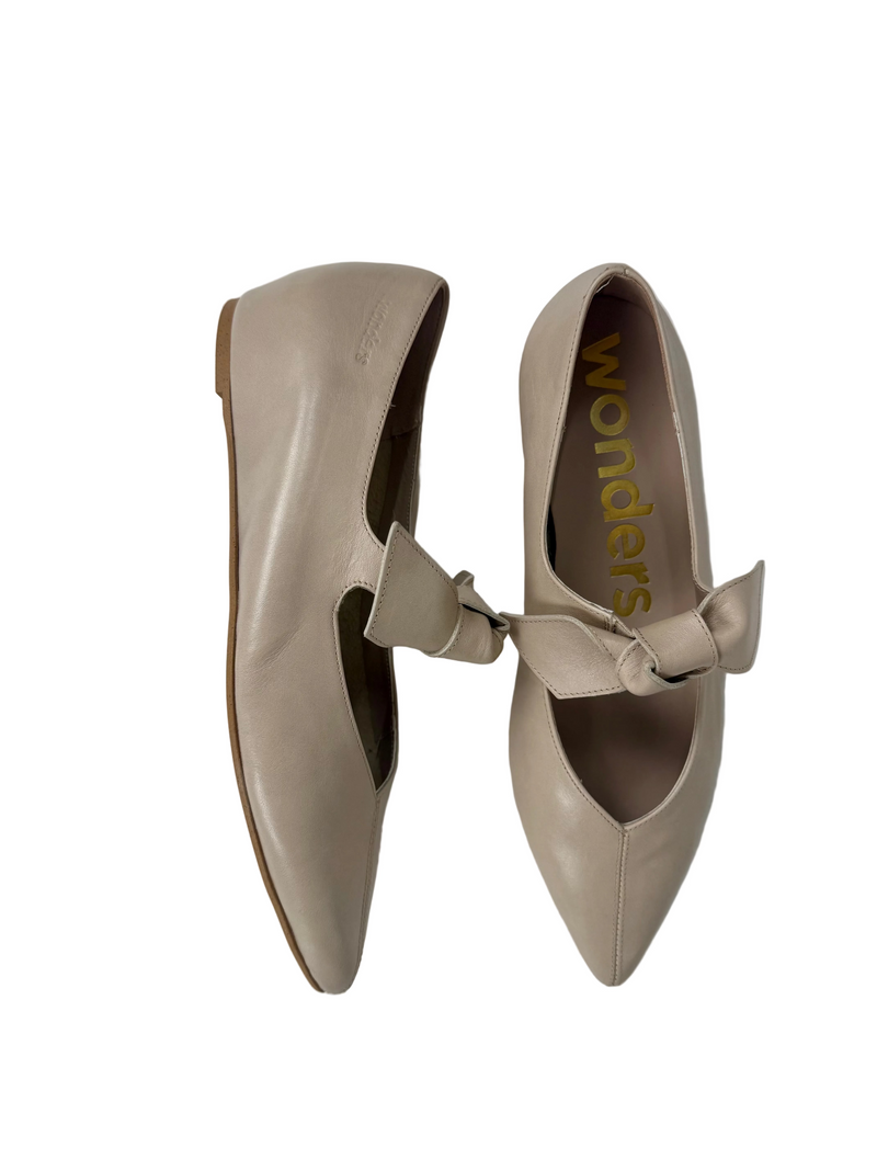 Load image into Gallery viewer, beige flat shoes wonders