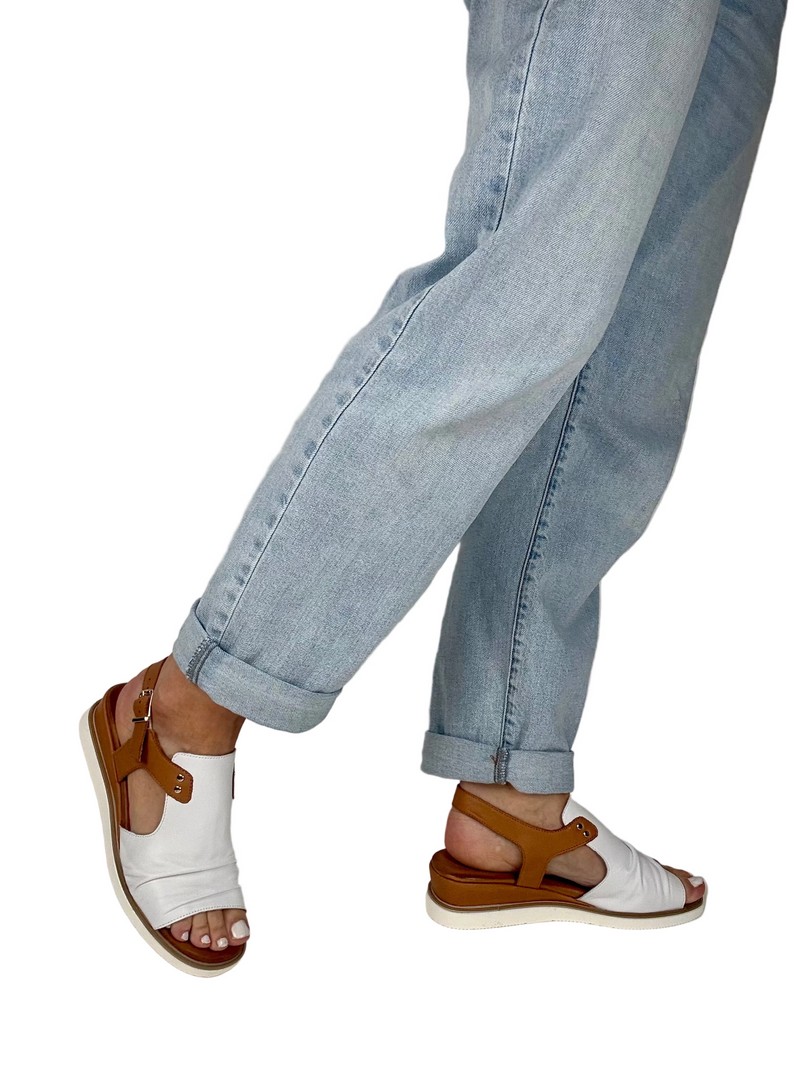 Load image into Gallery viewer, white flat sandals