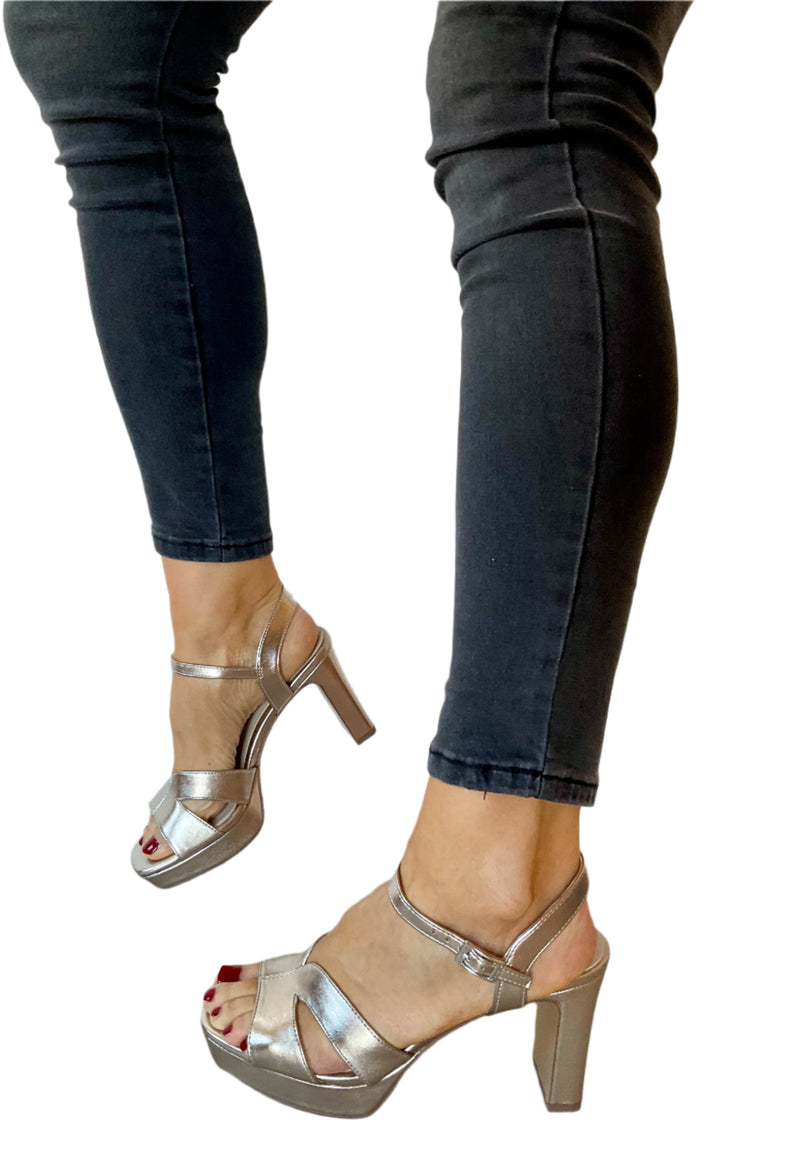 Load image into Gallery viewer, Gold heels
