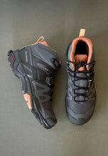 Load image into Gallery viewer, salomon hiking boots women