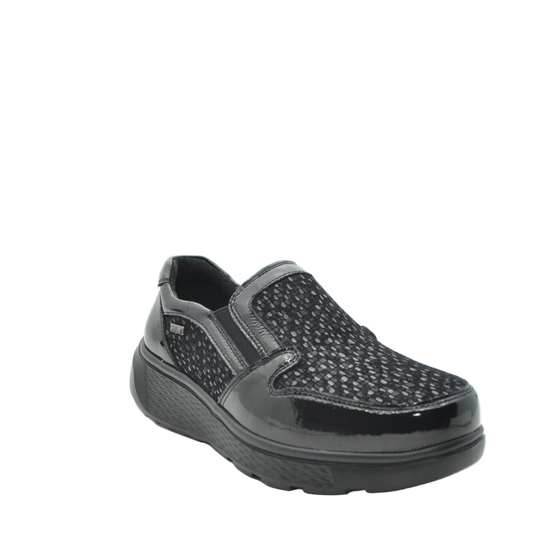 Load image into Gallery viewer, black slip on shoes