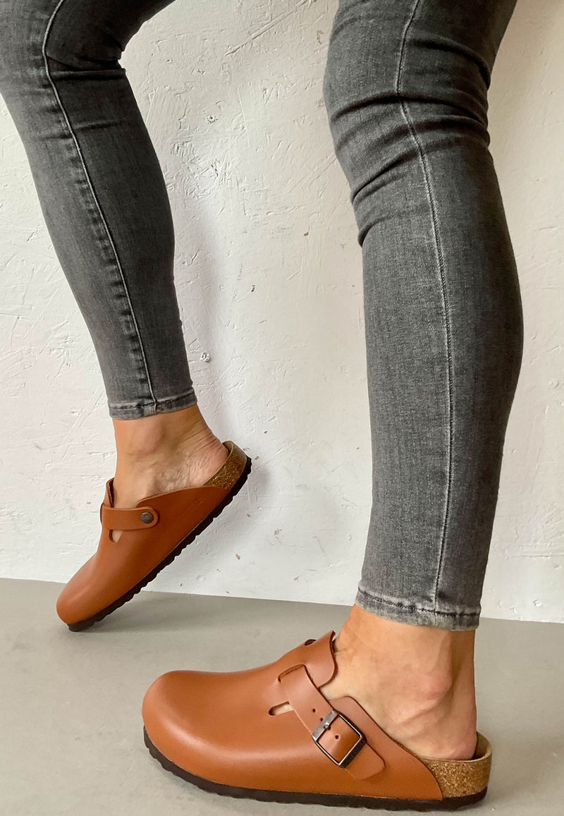 Load image into Gallery viewer, birkenstock tan clogs