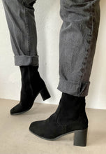Load image into Gallery viewer, black heeled boots