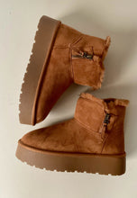 Load image into Gallery viewer, tan platform ugg boots