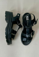 Load image into Gallery viewer, black chunky sandals
