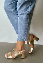 Load image into Gallery viewer, gold heels