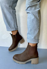 Load image into Gallery viewer, refresh womens chunky boots
