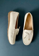 Load image into Gallery viewer, ara white moccasins