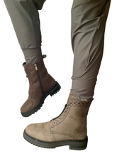 Load image into Gallery viewer, grey platfom boots women