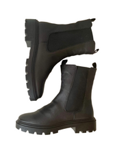 Load image into Gallery viewer, black chelsea boot