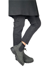 Load image into Gallery viewer, black blundstone boots for women