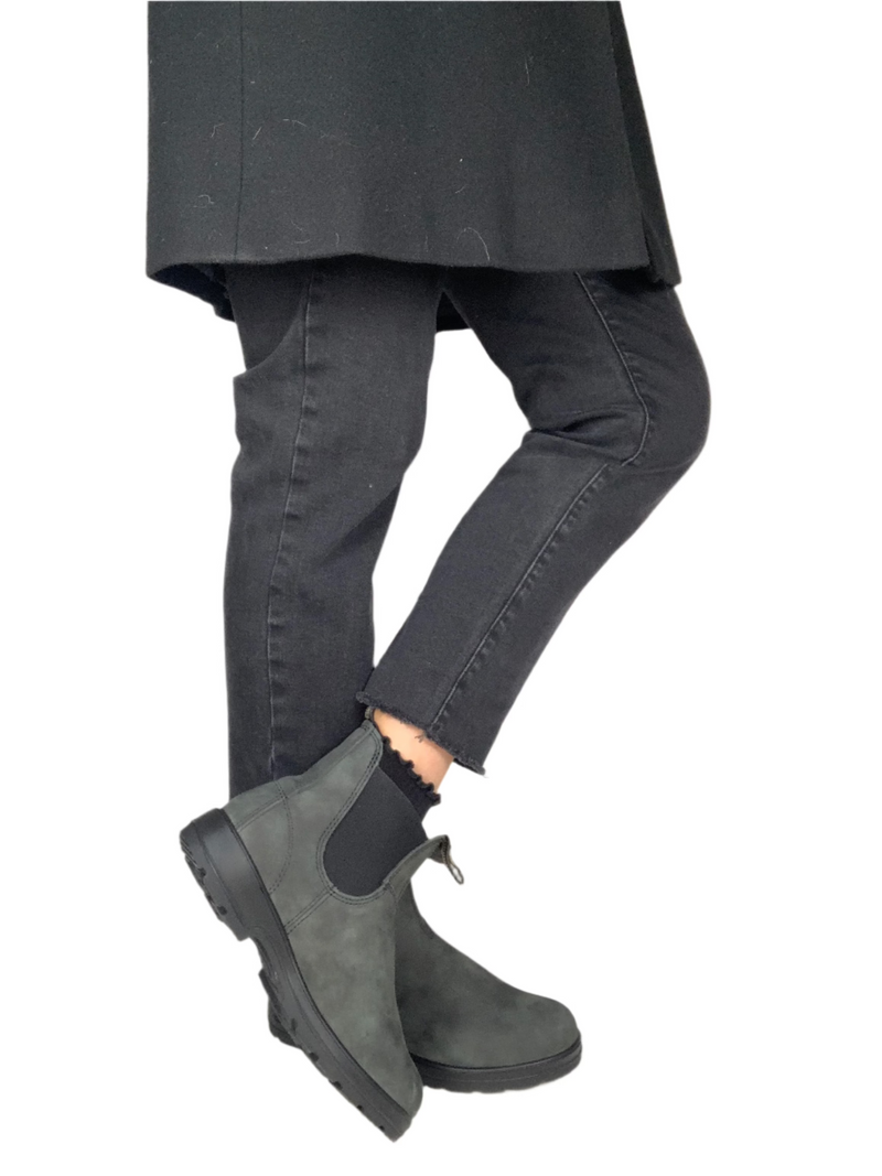 Load image into Gallery viewer, black blundstone boots for women
