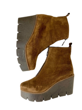 Load image into Gallery viewer, tan wedge ankle boots