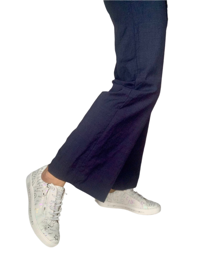 Load image into Gallery viewer, whde fitting white trainers
