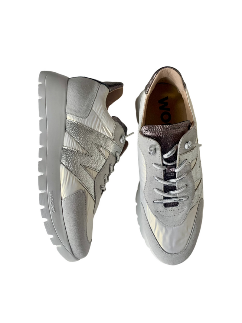 Load image into Gallery viewer, silver wonders trainers
