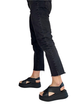 Load image into Gallery viewer, black tamaris platfrm sandals