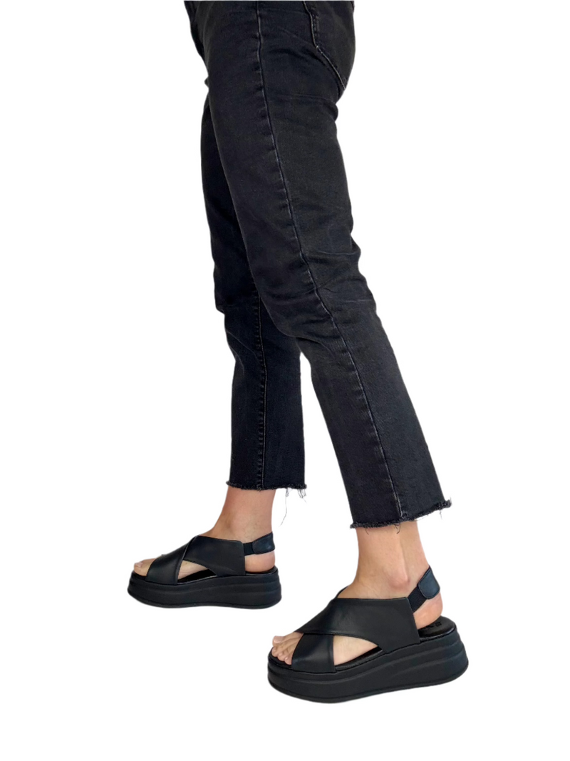 Load image into Gallery viewer, black tamaris platfrm sandals
