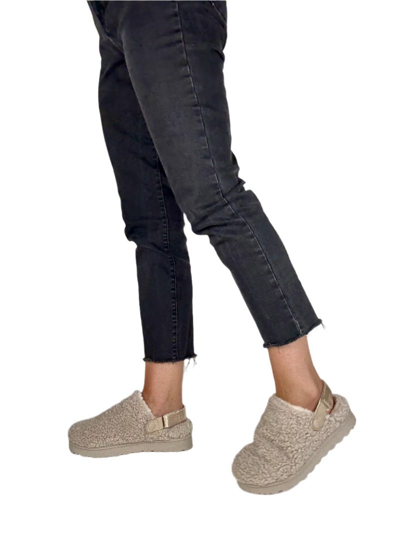 Load image into Gallery viewer, mule slippers

