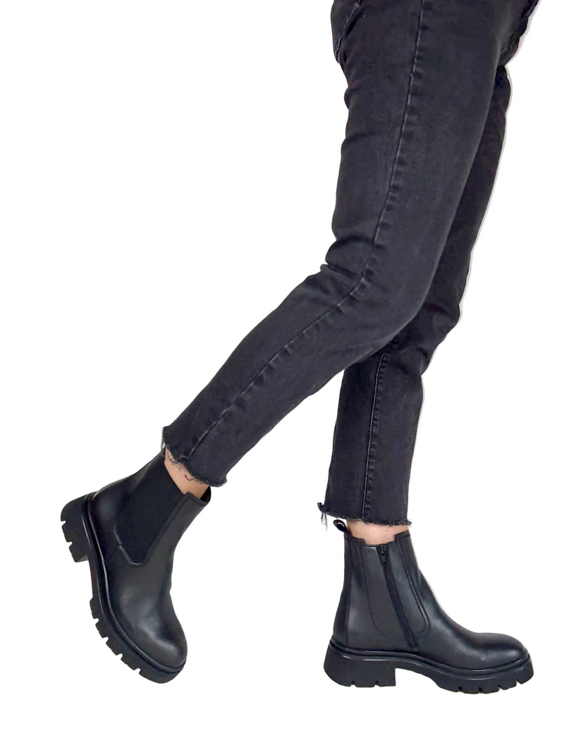 Load image into Gallery viewer, black gabor chelsea boots
