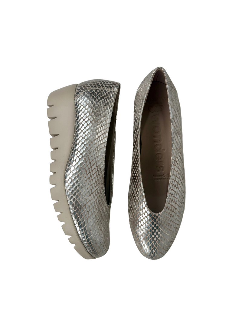 Load image into Gallery viewer, wonders silver shoes
