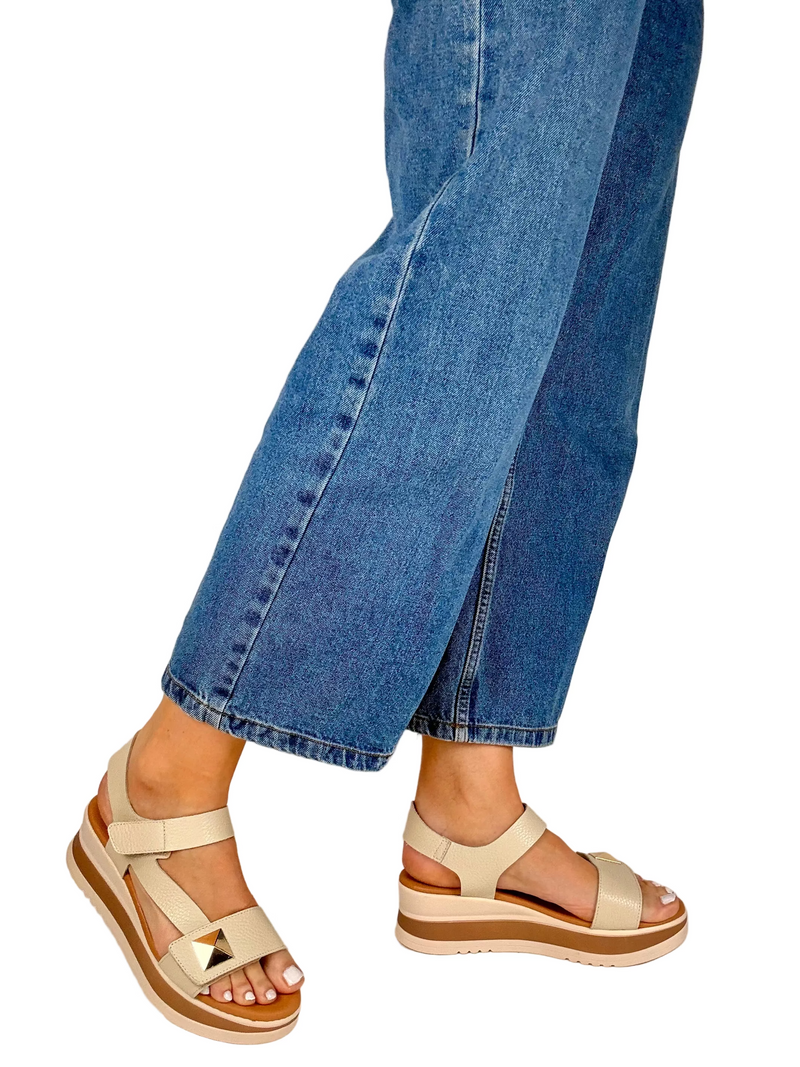 Load image into Gallery viewer, low wedge sandals
