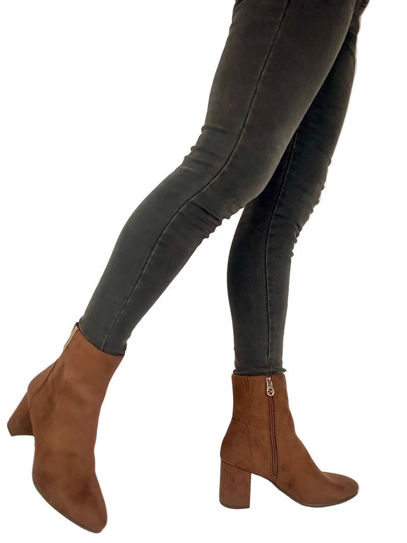 Load image into Gallery viewer, elegant tan heeled boots
