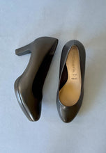 Load image into Gallery viewer, black low heels court shoes