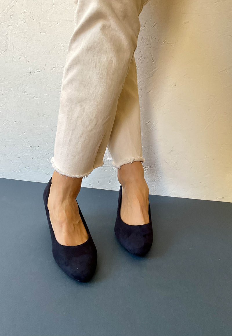 Load image into Gallery viewer, tamaris court shoes mid heel
