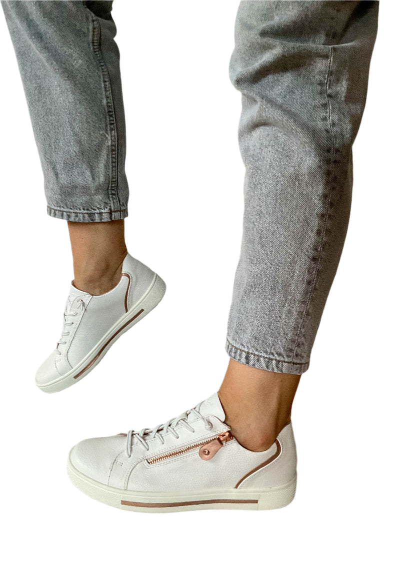 Load image into Gallery viewer, jana white trainers
