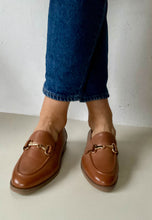 Load image into Gallery viewer, tan ladies loafers