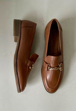 Load image into Gallery viewer, brown ladies flat shoes