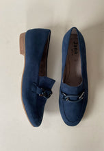 Load image into Gallery viewer, navy flat shoes for women