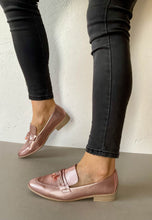 Load image into Gallery viewer, Mettalic pink loafers