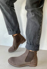 Load image into Gallery viewer, chelsea boots women