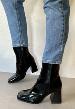 Load image into Gallery viewer, Tamaris block heel boots