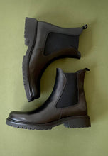 Load image into Gallery viewer, tamaris black chelsea boots