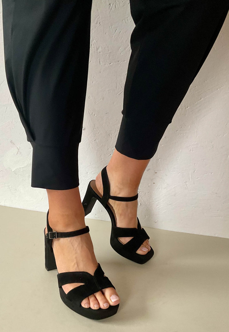 Load image into Gallery viewer, black suede heels 
