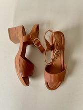 Load image into Gallery viewer, tan ladies low heel sandals