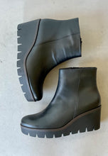Load image into Gallery viewer, gabor low wedge boots