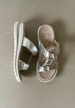Load image into Gallery viewer, silver ara sandals