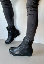 Load image into Gallery viewer, black low wedge boots for women