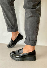 Load image into Gallery viewer, wonders black loafers