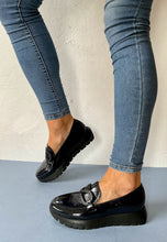 Load image into Gallery viewer, wonders black patent flatform loafers
