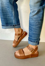 Load image into Gallery viewer, clarks tan flatform sandals