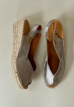 Load image into Gallery viewer, mettalic espadrille wedge