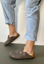 Load image into Gallery viewer, birkenstock boston taupe