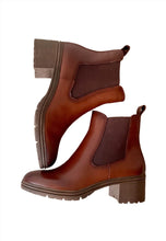 Load image into Gallery viewer, brown heeled chelsea boots